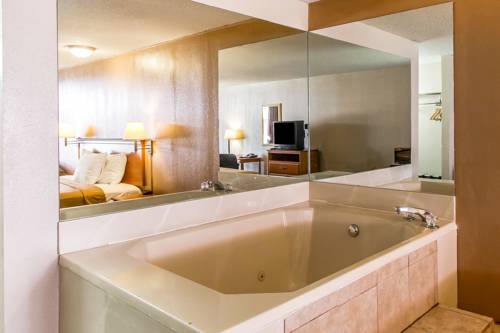 Imagen de la habitación del Hotel Econo Lodge Inn & Suites Near Bricktown. Foto 2