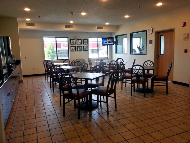Imagen del bar/restaurante del Hotel Econo Lodge Inn & Suites Peoria Illinois. Foto 2