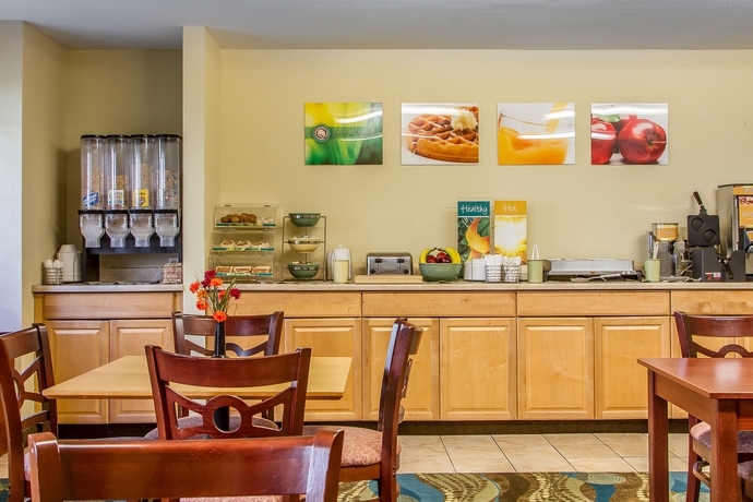 Imagen del bar/restaurante del Hotel Econo Lodge Inn & Suites Santa Rosa South. Foto 1