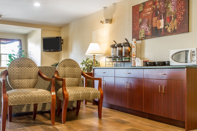 Imagen de los interiores del Hotel Econo Lodge Inn & Suites Santa Rosa South. Foto 16