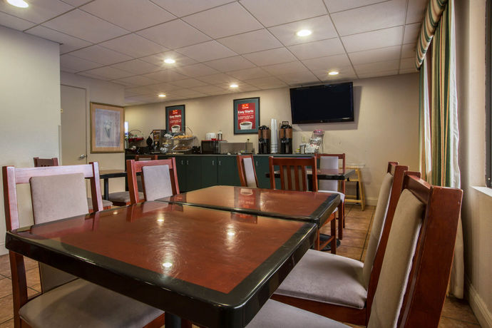 Imagen del bar/restaurante del Hotel Econo Lodge Inn and Suites At Fort Benning. Foto 4