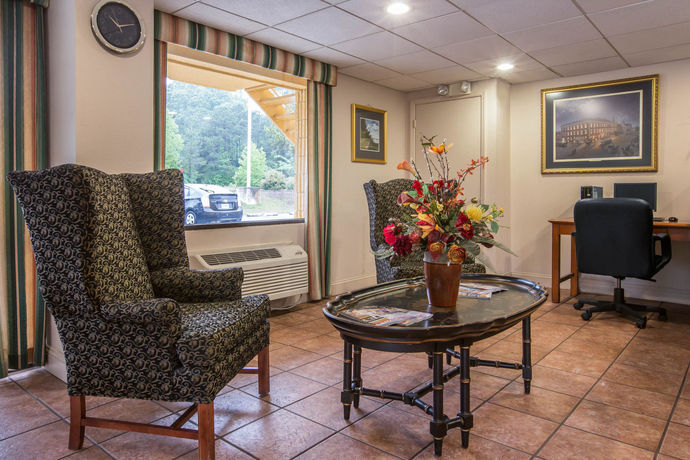 Imagen de los interiores del Hotel Econo Lodge Inn and Suites At Fort Benning. Foto 11