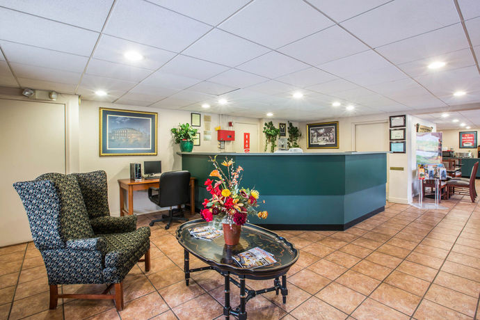 Imagen de los interiores del Hotel Econo Lodge Inn and Suites At Fort Benning. Foto 12