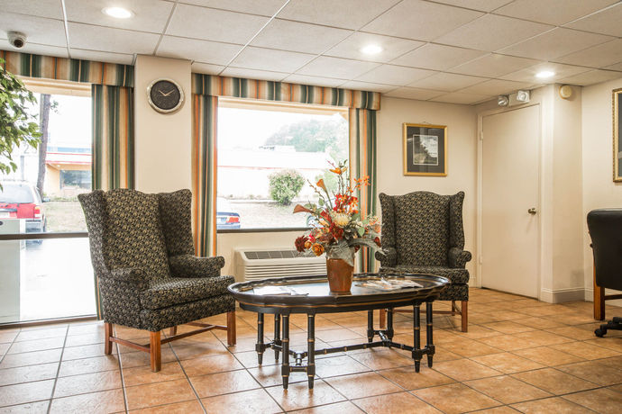 Imagen de los interiores del Hotel Econo Lodge Inn and Suites At Fort Benning. Foto 14