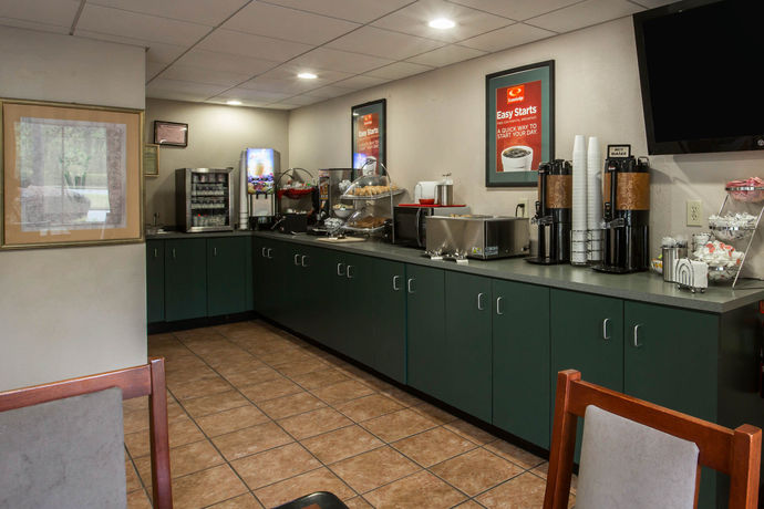 Imagen del bar/restaurante del Hotel Econo Lodge Inn and Suites At Fort Benning. Foto 5