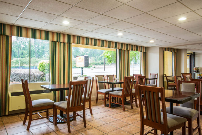 Imagen del bar/restaurante del Hotel Econo Lodge Inn and Suites At Fort Benning. Foto 7