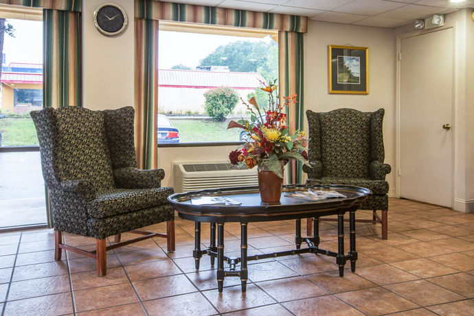 Imagen de los interiores del Hotel Econo Lodge Inn and Suites At Fort Benning. Foto 16