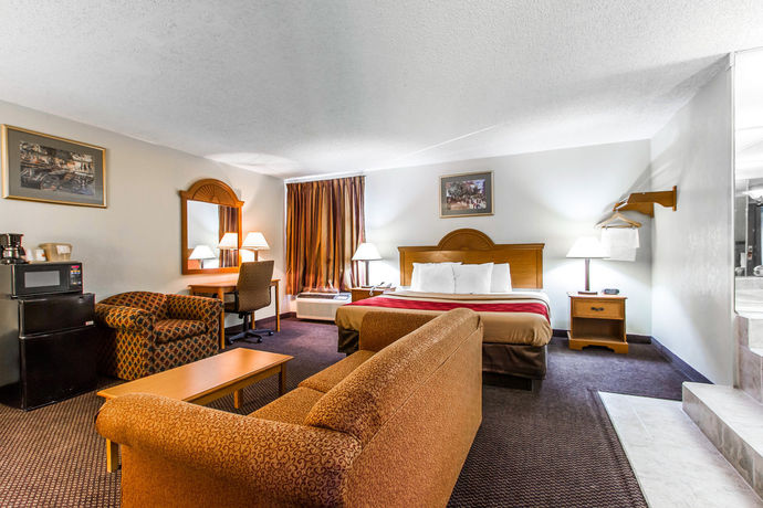 Imagen de la piscina del Hotel Econo Lodge Inn and Suites, Clarksville. Foto 16