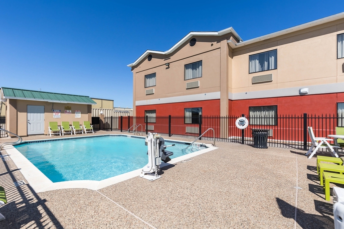 Imagen de la piscina del Hotel Econo Lodge Inn and Suites East. Foto 16