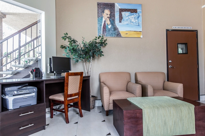 Imagen de los interiores del Hotel Econo Lodge Inn and Suites Fallbrook Downtown. Foto 15