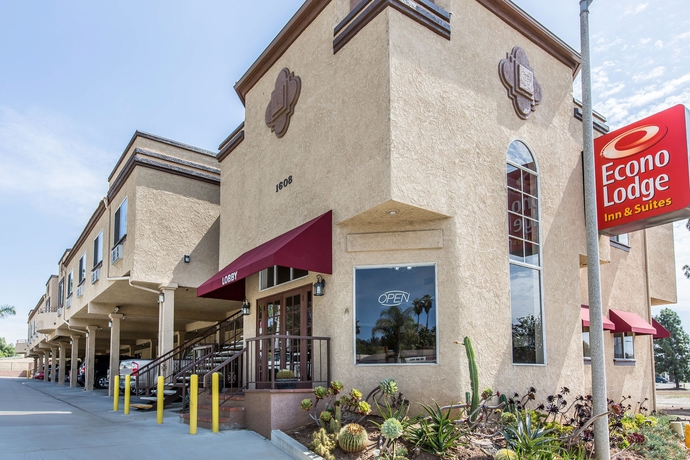 Imagen de los exteriores del Hotel Econo Lodge Inn and Suites Fallbrook Downtown. Foto 12