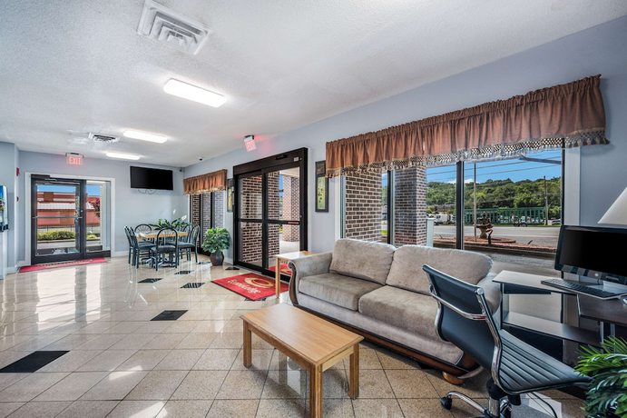 Imagen de los interiores del Hotel Econo Lodge Inn and Suites Huntsville University Area. Foto 17