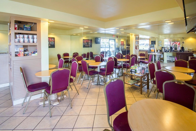 Imagen del bar/restaurante del Hotel Econo Lodge Inn and Suites Maingate Central. Foto 1