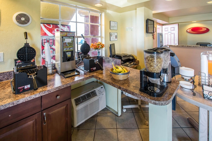 Imagen del bar/restaurante del Hotel Econo Lodge Inn and Suites Maingate Central. Foto 3