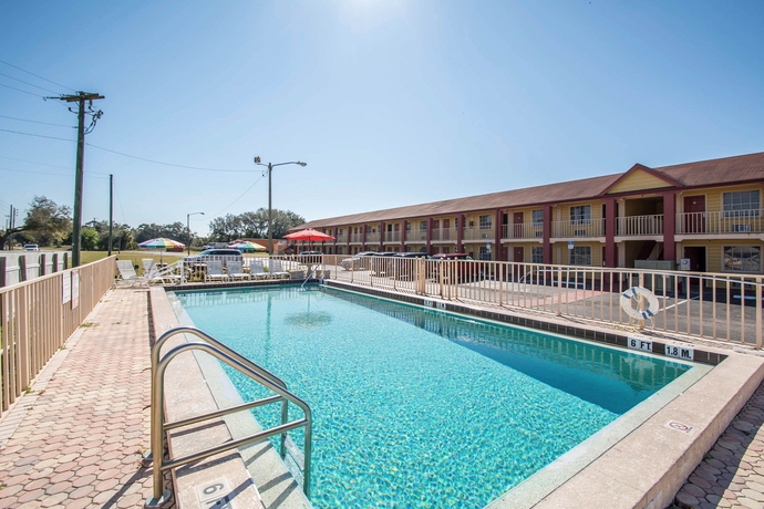 Imagen de la piscina del Hotel Econo Lodge Inn and Suites Maingate Central. Foto 6