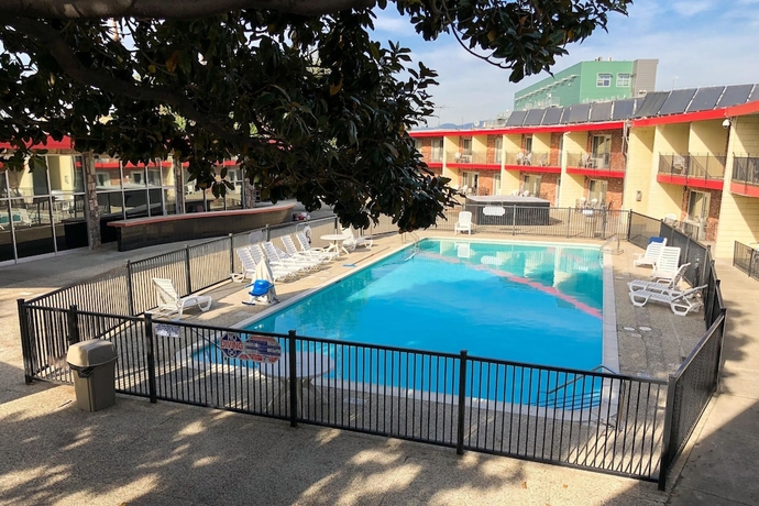 Imagen de la piscina del Hotel Econo Lodge Inn and Suites Oakland Airport. Foto 19