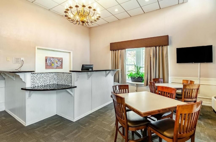 Imagen de los interiores del Hotel Econo Lodge Inn and Suites Radford-blacksburg Area. Foto 15