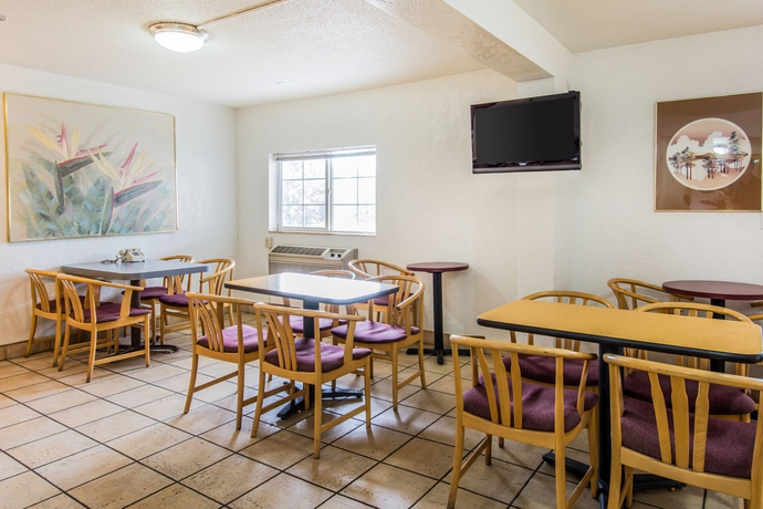 Imagen del bar/restaurante del Hotel Econo Lodge Inn and Suites, Spokane. Foto 4