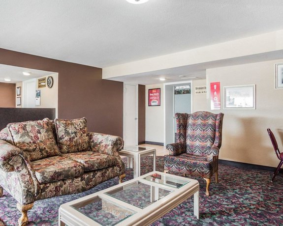 Imagen de los interiores del Hotel Econo Lodge Jefferson City. Foto 19
