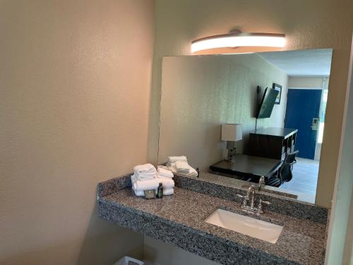 Imagen de la habitación del Hotel Econo Lodge Jennings. Foto 11