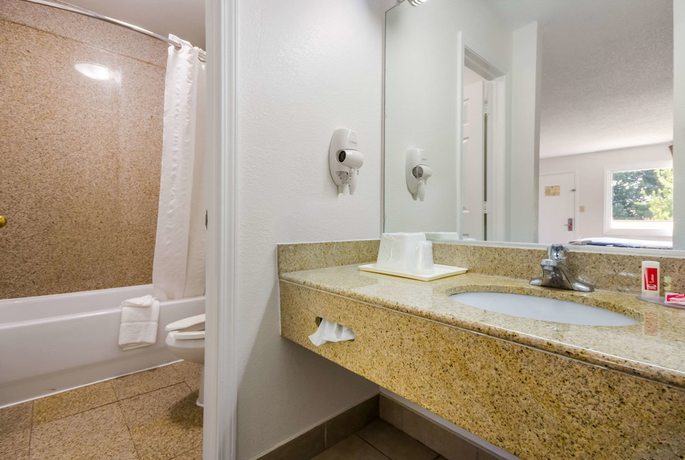 Imagen de la habitación del Hotel Econo Lodge Little Creek. Foto 9
