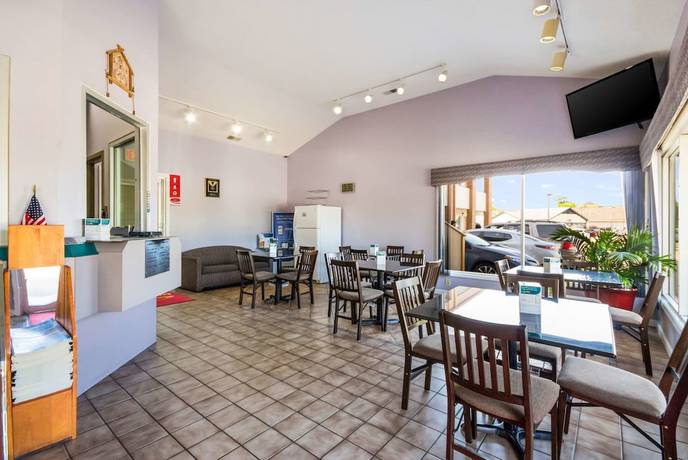 Imagen de los interiores del Hotel Econo Lodge Little Creek. Foto 19