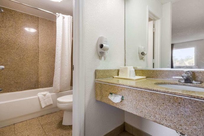 Imagen de la habitación del Hotel Econo Lodge Little Creek. Foto 15