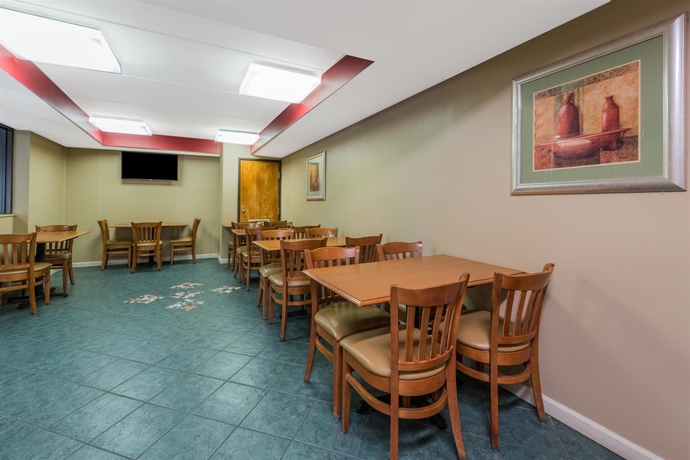 Imagen del bar/restaurante del Hotel Econo Lodge Louisville East. Foto 4