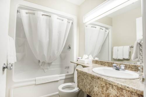 Imagen de la habitación del Hotel Econo Lodge Miramichi. Foto 8