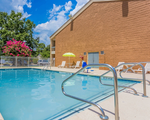 Imagen de la piscina del Hotel Econo Lodge North, Aeropuerto Internacional de Charleston. Foto 11