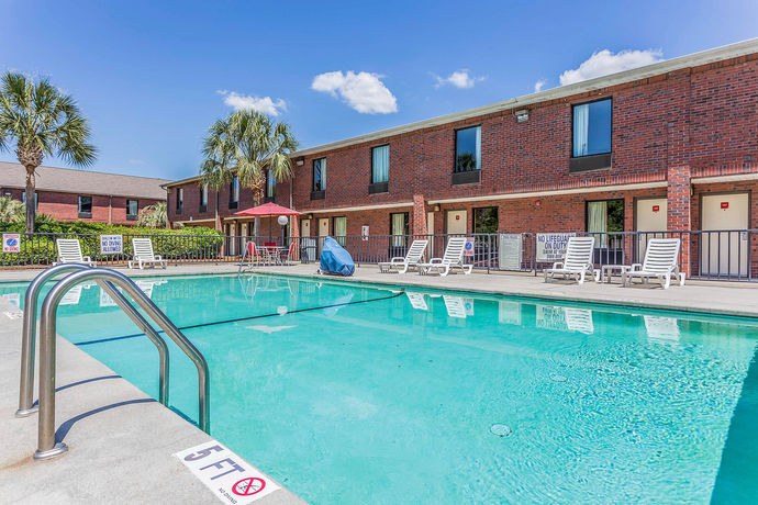 Imagen de la piscina del Hotel Econo Lodge, North Gate. Foto 16