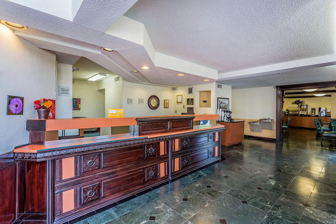 Imagen de los interiores del Hotel Econo Lodge, North Gate. Foto 14