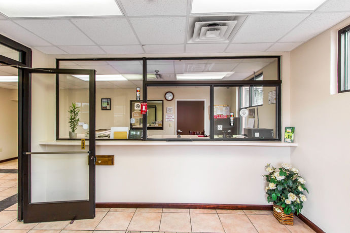 Imagen de los interiores del Hotel Econo Lodge Opelika. Foto 16