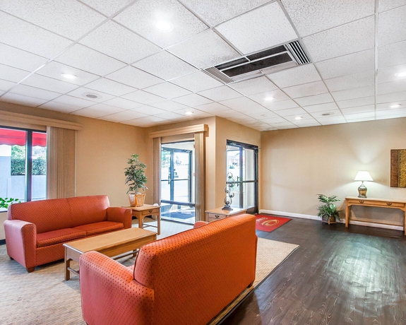 Imagen de los interiores del Hotel Econo Lodge Oxmoor. Foto 9