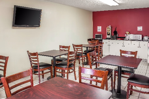 Imagen del bar/restaurante del Hotel Econo Lodge Research Triangle Park. Foto 2