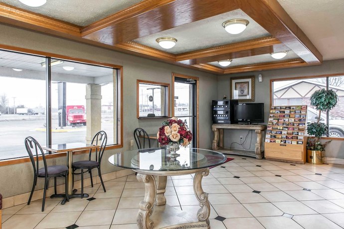 Imagen de los interiores del Hotel Econo Lodge Seymour. Foto 13