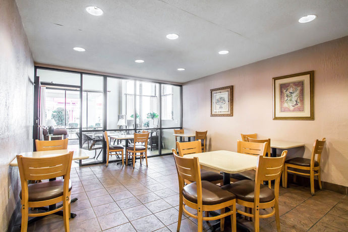 Imagen del bar/restaurante del Hotel Econo Lodge Springfield I-44. Foto 4