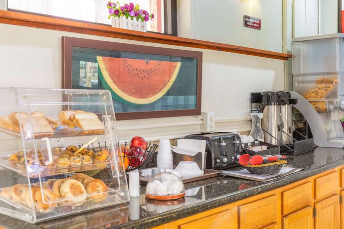 Imagen del bar/restaurante del Hotel Econo Lodge Summit - Scranton. Foto 8