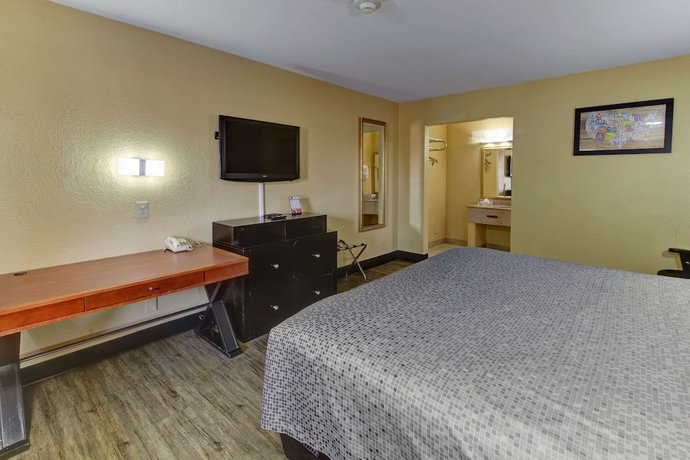 Imagen de la habitación del Hotel Econo Lodge Town Center. Foto 10