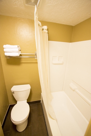 Imagen de la habitación del Hotel Econo Lodge University. Foto 10