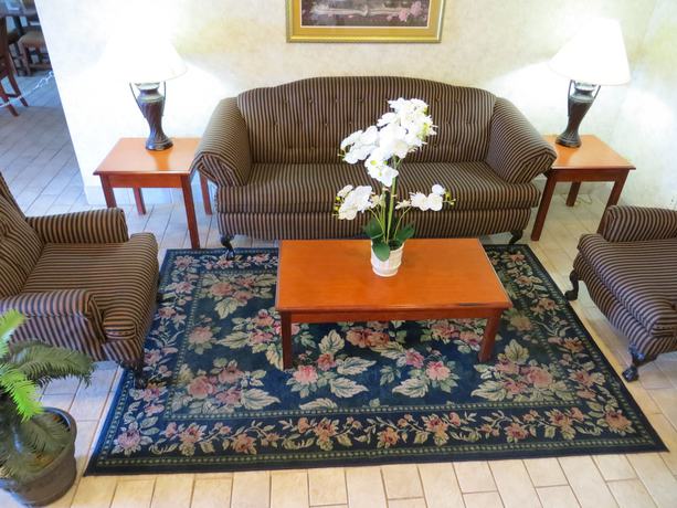Imagen de los interiores del Hotel Econo Lodge Villa Rica. Foto 18