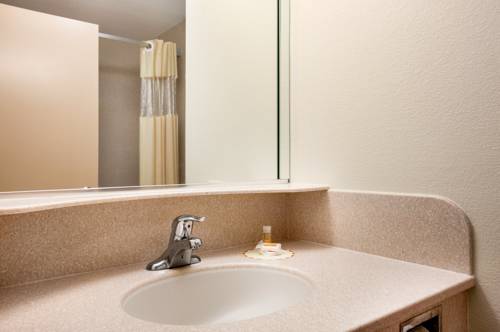 Imagen de la habitación del Hotel Econo Lodge Woodbridge. Foto 6