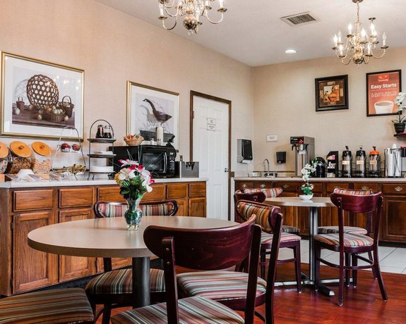 Imagen del bar/restaurante del Hotel Econo Lodge and Suites, Grand Rapids. Foto 5