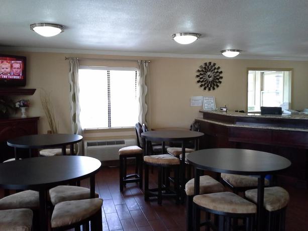 Imagen del bar/restaurante del Hotel Economy Inn And Suites, Tulsa . Foto 4