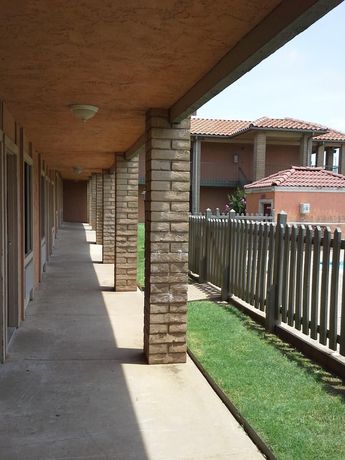 Imagen de los exteriores del Hotel Economy Inn And Suites, Tulsa . Foto 18