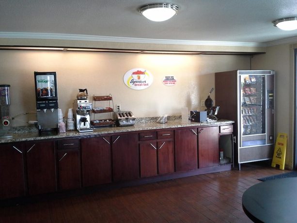 Imagen del bar/restaurante del Hotel Economy Inn And Suites, Tulsa . Foto 5