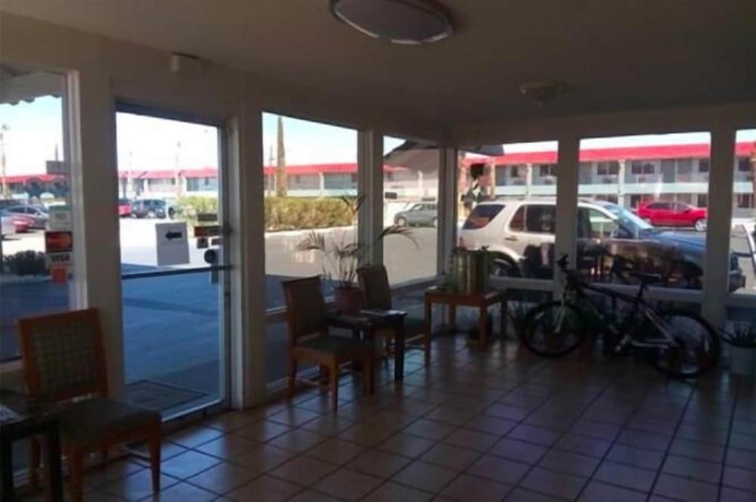 Imagen de los interiores del Hotel Economy Inn Barstow. Foto 19