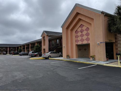 Imagen general del Hotel Economy Inn Express, Pecan Grove. Foto 1