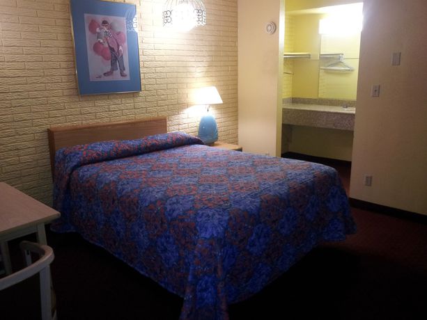 Imagen de los interiores del Hotel Economy Inn, Farmington. Foto 12