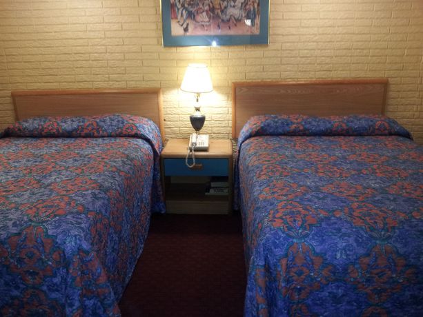 Imagen de la habitación del Hotel Economy Inn, Farmington. Foto 6